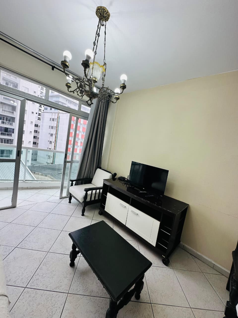 Central Stay 23 — Sala com TV e sacada